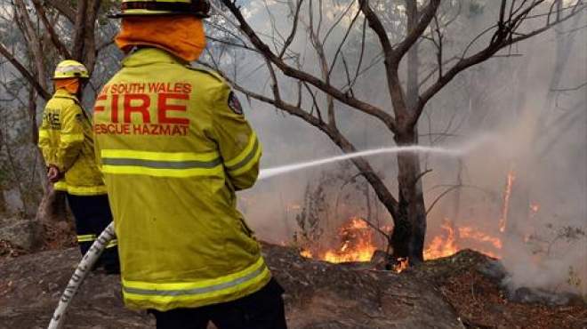 بالصور| رجال الإطفاء في أستراليا يستعدون للأسوأ مع عودة الطقس الحار