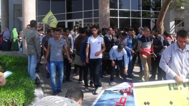 مدرعات تابعة لقوات الشرطة تطارد طلاب الإخوان داخل جامعة الفيوم