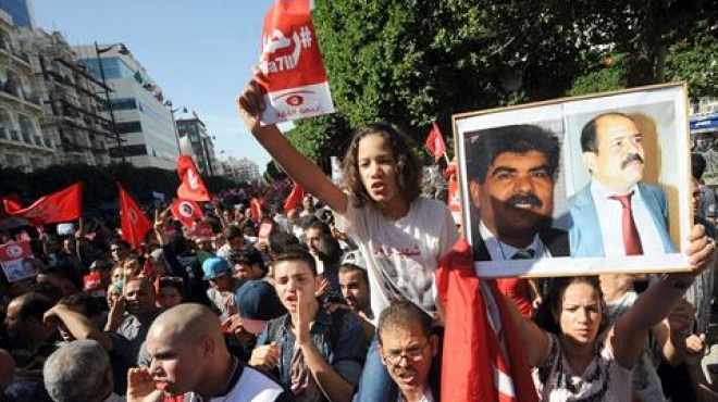 أطباء تونس يتظاهرون أمام البرلمان احتجاجاً على قانون للعمل الإجباري
