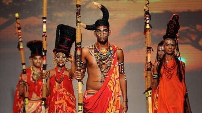  بالصور| ملابس الهنود الحُمر تظهر في عرض لمصمم الأزياء 