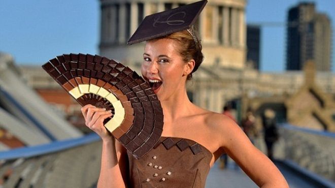  بالصور| لندن تحتفل بأسبوع الشوكولاتة بتصنيع فستان كامل منها