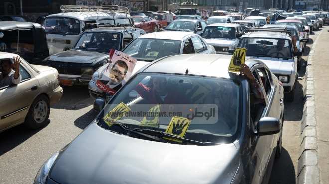 الأمن يفض مسيرة للإخوان بالسيارات بطريق