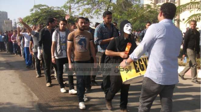 إخلاء سبيل طالب إخواني بعد ضبطه يحمل علم رابعة داخل جامعة الزقازيق