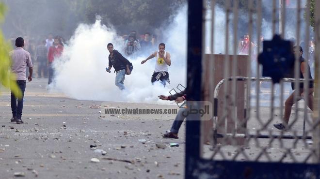  قوات الأمن تطلق قنابل الغاز على طلاب الازهر.. وتفتح طريق 