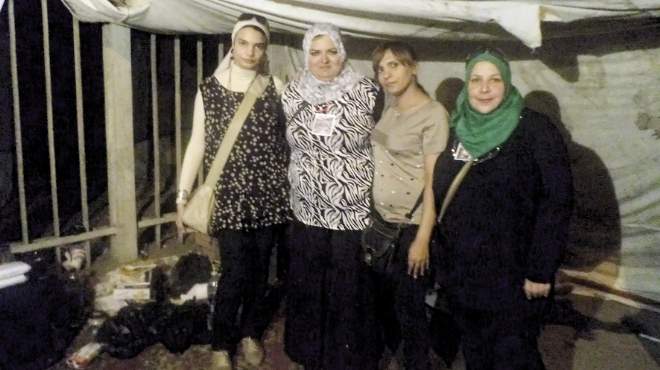 4 فتيات يوزعن سندويتشات على معتصمى «المنصة»: «آه بنكره الإخوان»