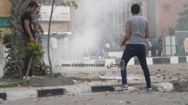 طلاب الإخوان بالمنصورة يشعلون النيران بسيارة بجوار أسوار الجامعة