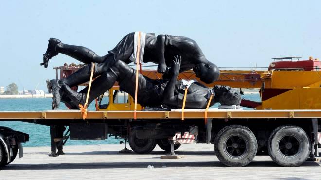 بالصور| قطر تزيل تمثال 
