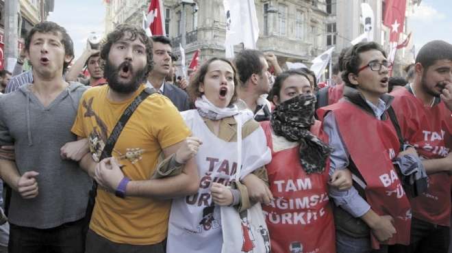 تركيا: مظاهرات ضد الجدار العازل.. واتهام لـ«أردوغان» بدعم «القاعدة»