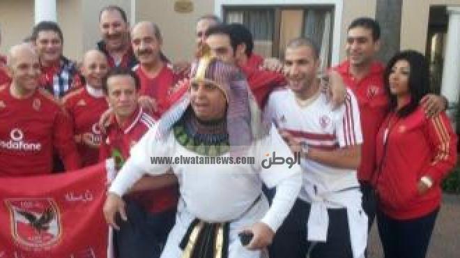 مشجع يرتدي الزي الفرعوني.. وآخر زملكاوي في ملعب أورلاندو لدعم الأهلي