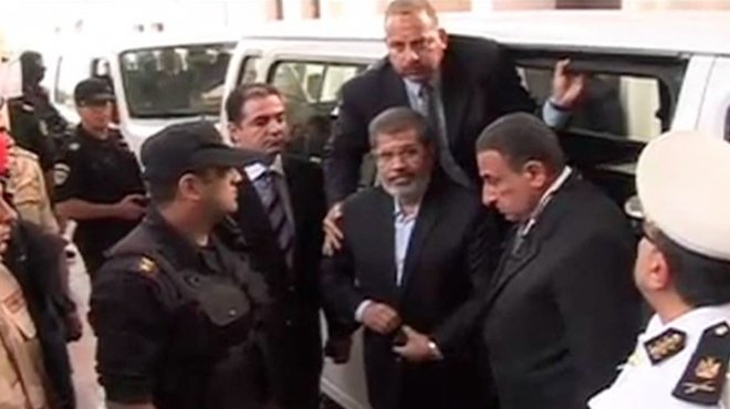 خلاصة محاكمة مرسى: الهليكوبتر لـ«المخلوع».. والميكروباص لـ«المعزول»