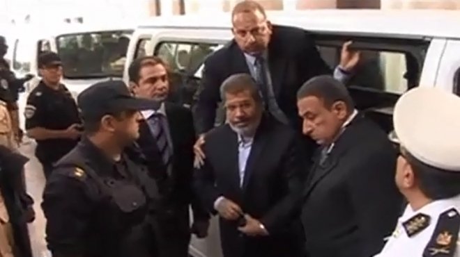 قضاة وقانونيون: الحبس 3 سنوات ينتظر «مرسى» وكل من أخل بنظام الجلسة