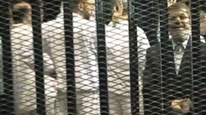 «مرسى» فى السجن: «عايز بطاطين وملابس تقيلة».. «انتو عايزين تموتونى»