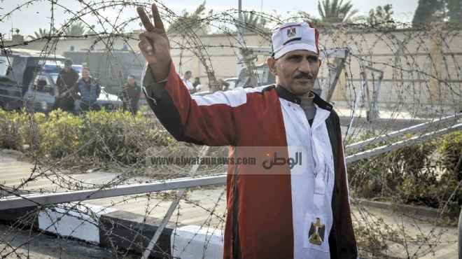 «عبدالله» مرتدياً علم مصر: شكراً لـ«السيسى» علشان خلصنا من الإرهاب