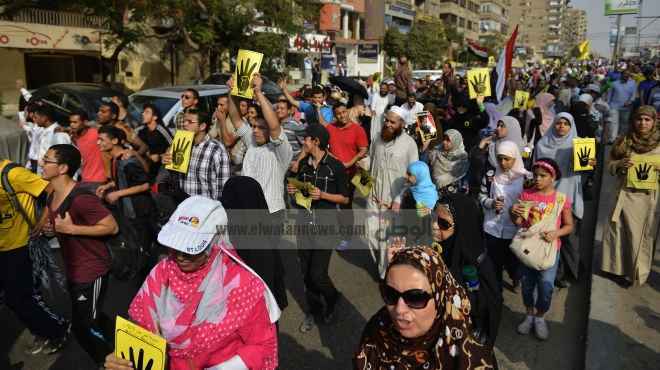  مئات الإخوان يتظاهرون في الإسكندرية للمطالبة بوقف محاكمة المعزول 