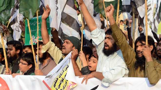 الحكومة الباكستانية تُجري محادثات مع المحتجين المطالبين بإسقاطها