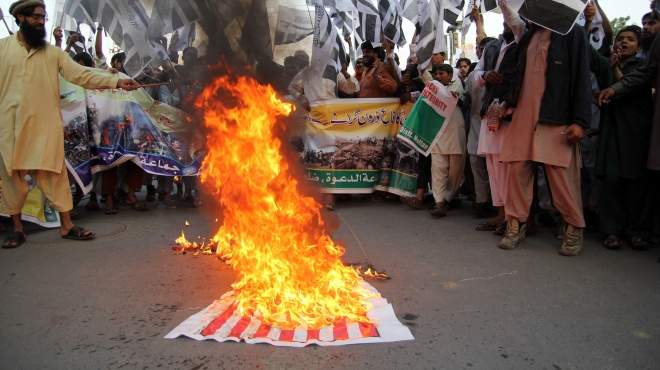 متظاهرون معارضون يقتحمون مبنى التلفزيون الحكومي في إسلام آباد