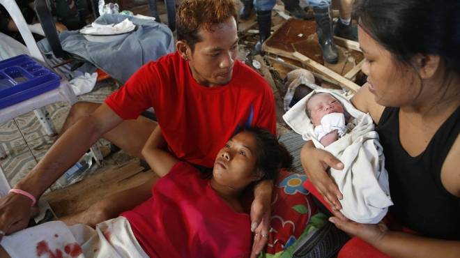 بالصور| إعصار الفلبين يقتل عشرة آلاف وحجم التدمير يعوق عمليات الإنقاذ