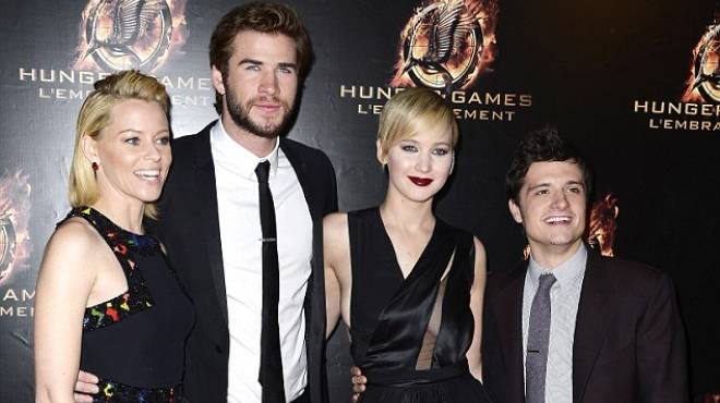  بالصور| ليام هيمسورث وجينيفر لورانس يحضران العرض الأول لفيلم Hunger Games: Catching Fire في باريس 
