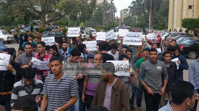 بالصور| طلبة جامعة المنصورة يحاصرون رئيس الجامعة والموظفين داخل مبنى الإدارة 