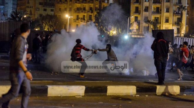 المتظاهرون يشعلون الإطارات لمنع تقدم المصفحات.. والأمن يطلق قنابل الغاز لتفريقهم