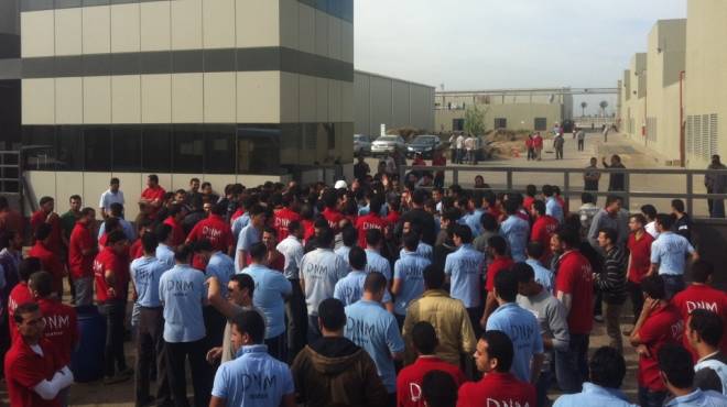 عمال عمر افندي يتظاهرون أمام الوزراء لتنفيذ مطالبهم 