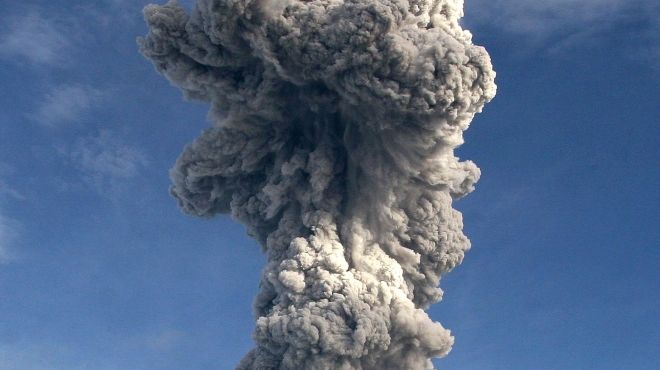 إلغاء رحلات جوية نتيجة سحابة من الرماد أثر ثوران بركان في إندونيسيا