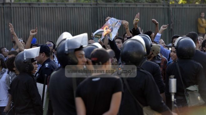 إصابة 5 من طلاب الإخوان المتظاهرين أمام جامعة القاهرة بحالات إغماء