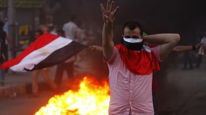 مصريون يتظاهرون أمام مقر تنظيم 
