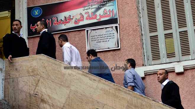 تجمهر العشرات من أنصار الناشط علاء عبد الفتاح أمام قسم شرطة قصر النيل