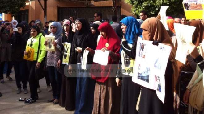 طالبات الإخوان بالعاشر من رمضان ينظمن وقفة للمطالبة بالإفراج عن فتيات الإسكندرية