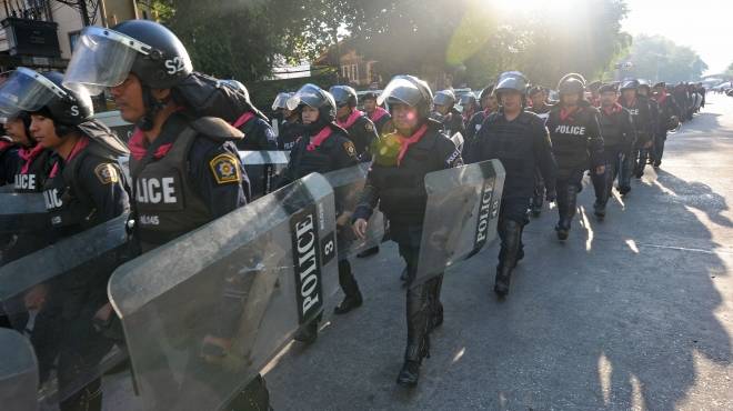 الحكومة التايلاندية تأمر الشرطة ألا تدخل في مواجهة مع المحتجين لنبذ العنف
