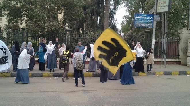  عاجل| طالبات الإخوان يقطعن شارع يوسف عباس أمام جامعة الأزهر 