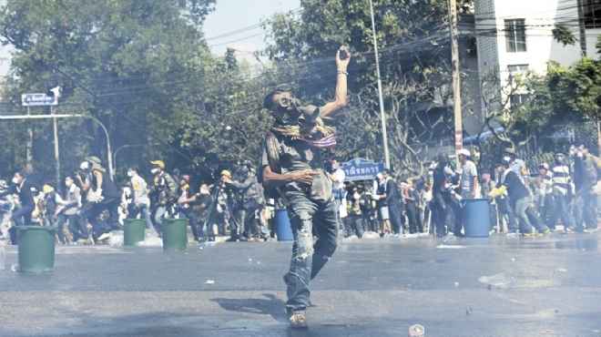 تايلاند.. رئيسة الوزراء تهرب من حصار المتظاهرين