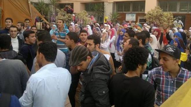  بدء تجمع طلاب الإخوان أمام المبنى الإداري لجامعة أسيوط 