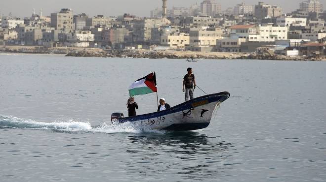  القوات الإسرائيلية تستهدف الصيادين الفلسطينيين قبالة سواحل غزة