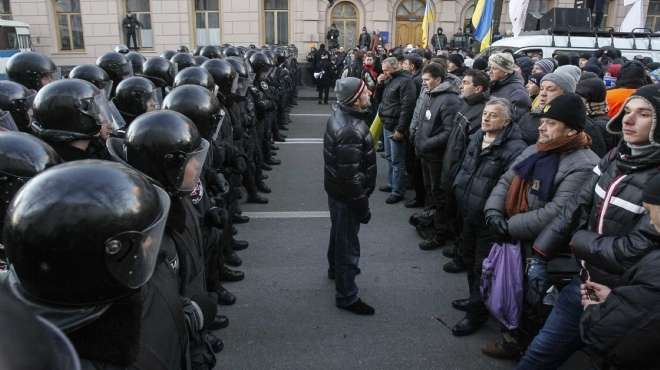 الشرطة الأوكرانية تقر باستخدام الأسلحة النارية