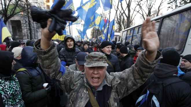 آلاف يتظاهرون ضد السلطات الأوكرانية الجديدة