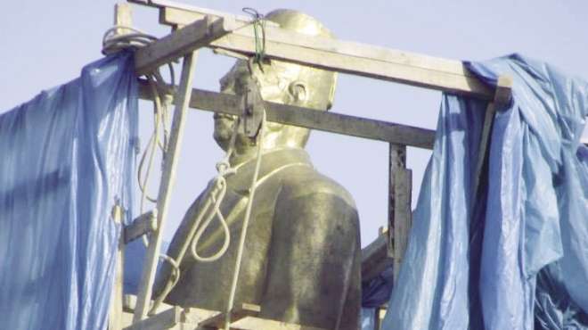 أهالى الإسكندرية يعترضون على تغيير لون تمثال سعد زغلول من الأسود إلى الذهبى