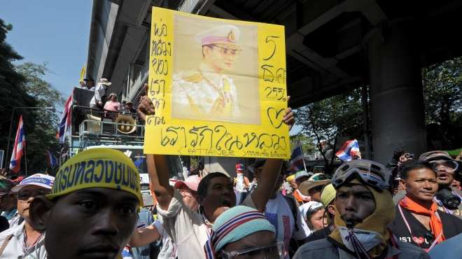 محتجون يتوجهون إلى مقر الحكومة التايلاندية في العاصمة 