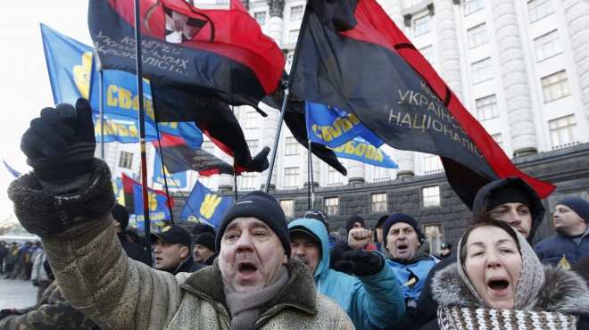محتجون يشتبكون مع الشرطة الأوكرانية في كييف