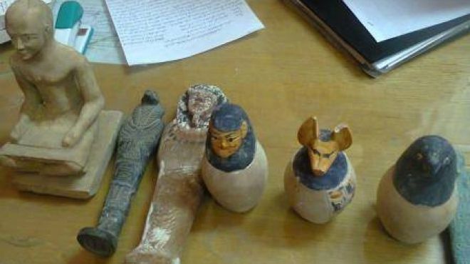 ضبط 4 بحوزتهم 4 تماثيل فرعونية في سيارة بسوهاج