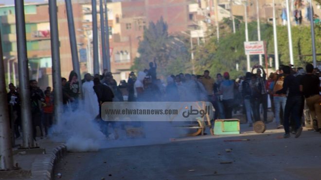  أمن المنيا يفرق مسيرة لطلاب الإخوان بقنابل الغاز في محيط الجامعة 
