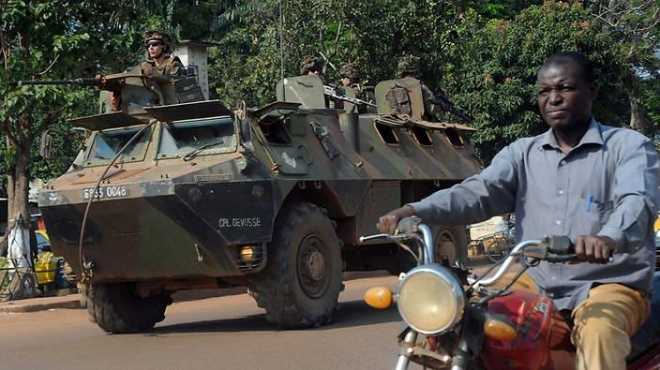 حزب التحرير يسلم السفارة الفرنسية بيان استنكار لعملياتها في إفريقيا الوسطي
