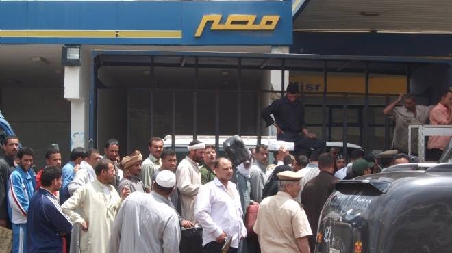 «هيئة البترول» ترفض زيادة كميات البنزين والسولار فى عدد من المحافظات.. والسائقون يطالبون «الإخوان المسلمين» بحل الأزمة