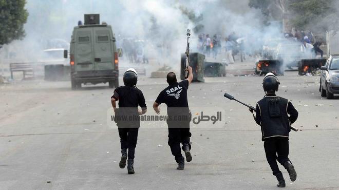  طالبات الإخوان يشعلن الأشجار لتهدئة آثار الغاز في مدينة الأزهر الجامعية 