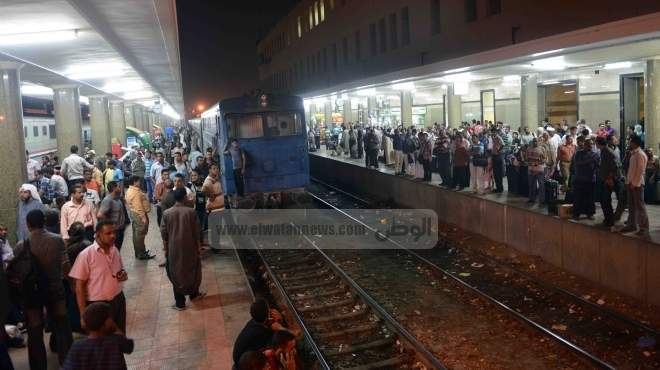 على رصيف محطة مصر.. تذكرة القطار تحدد مصير إجازة العيد