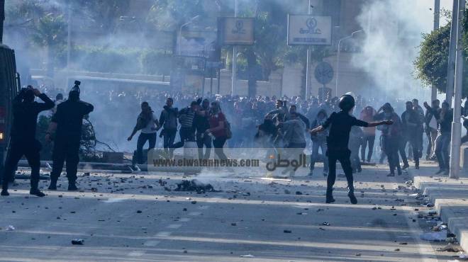  تفريق مسيرة طلابية بقنابل الغاز بعد خروجها من الحرم الجامعي بالمنيا