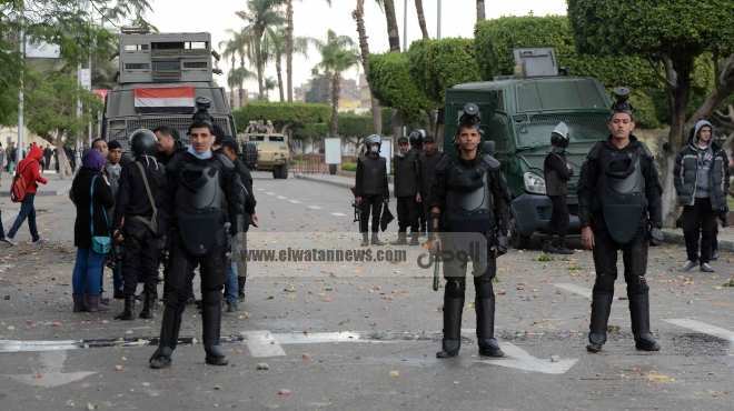  قوات الأمن تدخل جامعة عين شمس بعد إحراق طلاب ملثمين سيارة للشرطة