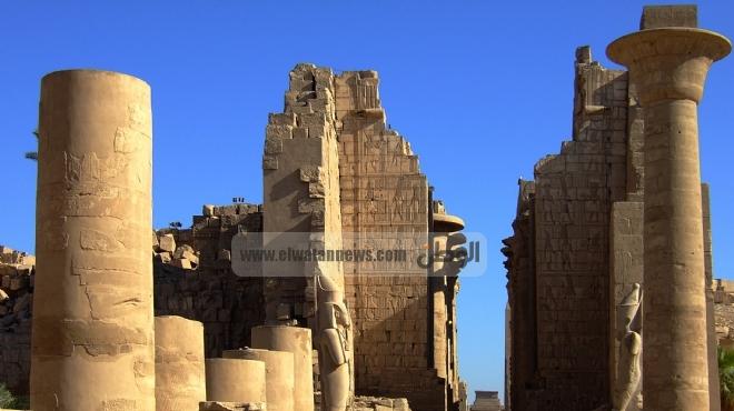 قناة بريطانية تسجل برنامجا عن فن البناء عند المصريين القدماء بأسوان