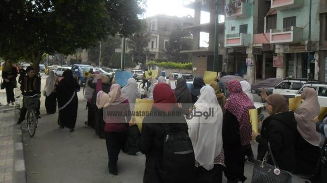  بالصور| فتيات الإخوان ينظمن وقفة أمام مجمع محاكم أسيوط للمطالبة بالإفراج عن ذويهم 